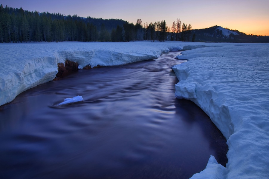 CW5K4J Stream flowing through a snowy field, Lake Van Norden, Soda Springs, California, USA