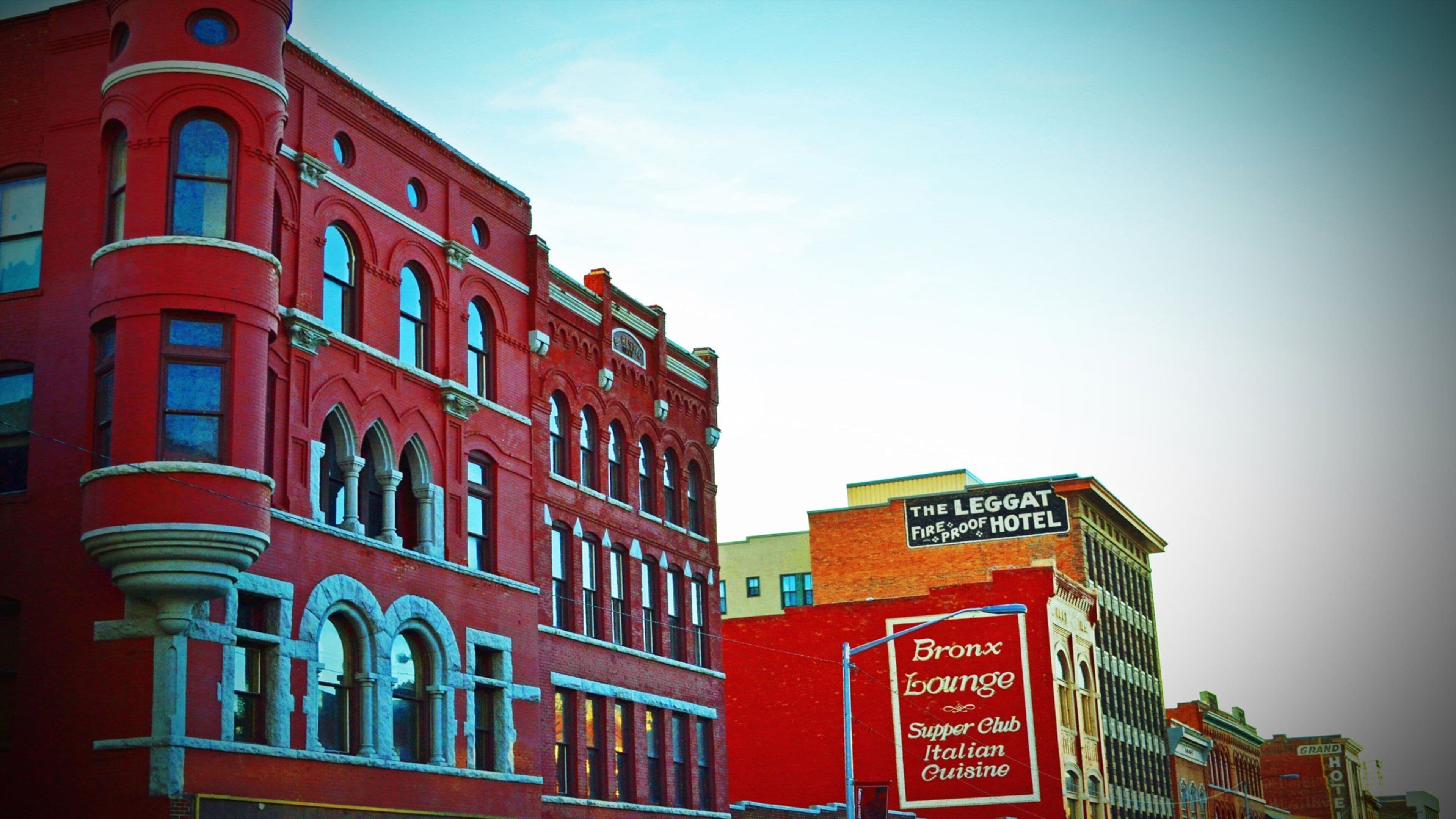 Butte montrant signalisation et architecture patrimoniale