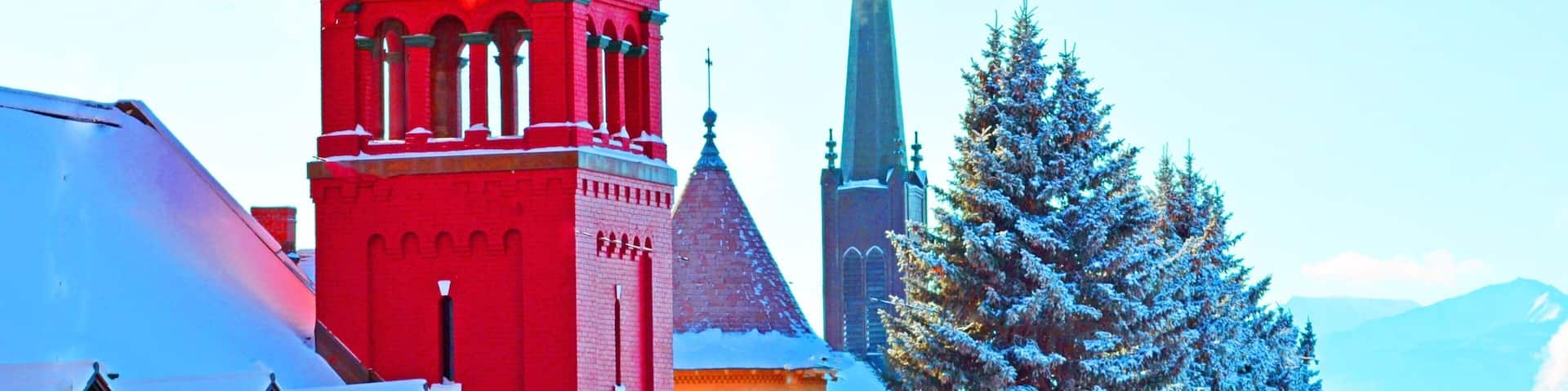 Butte montrant aspects religieux, patrimoine architectural et neige