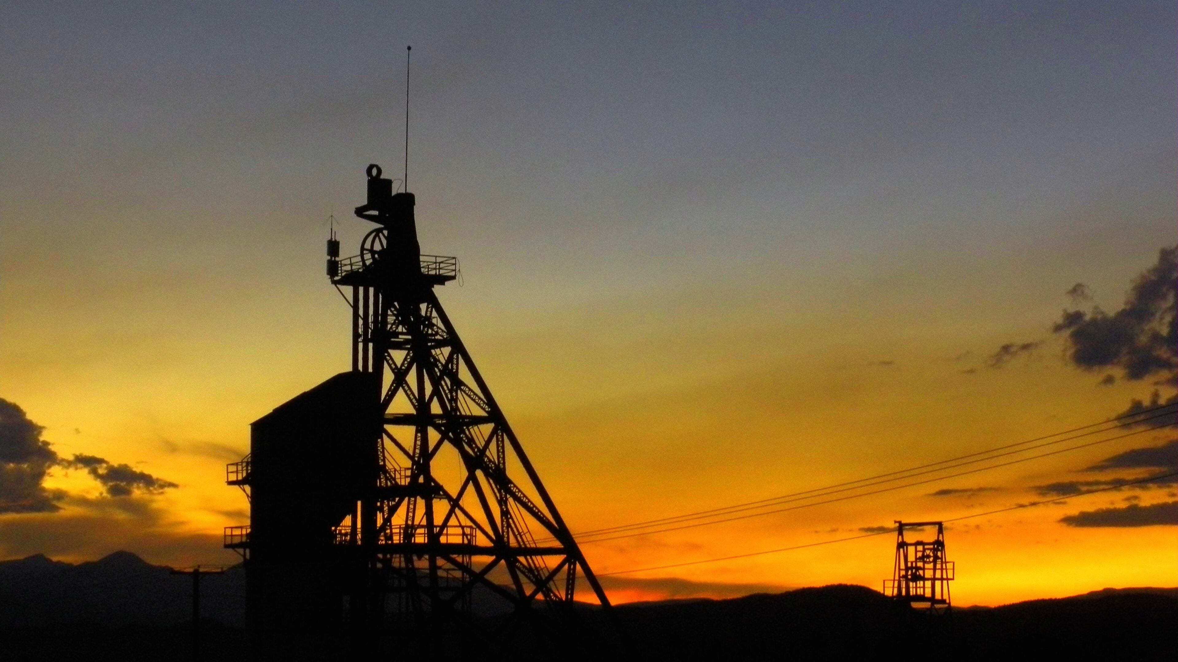Butte mettant en vedette un coucher de soleil