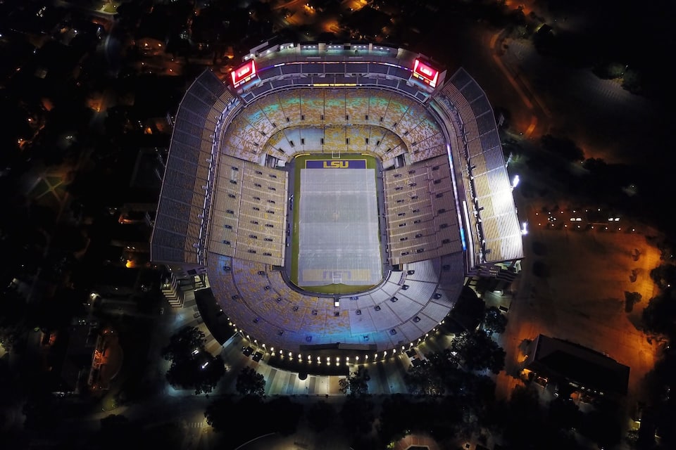 Um estádio grande e circular com vários níveis de assentos e um campo central.