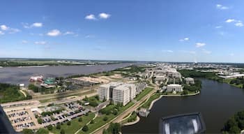 Not only is the building beautifully built with amazing detail, on the 27th floor, there's an observation platform and you can check out the entire city! It's pretty beautiful!