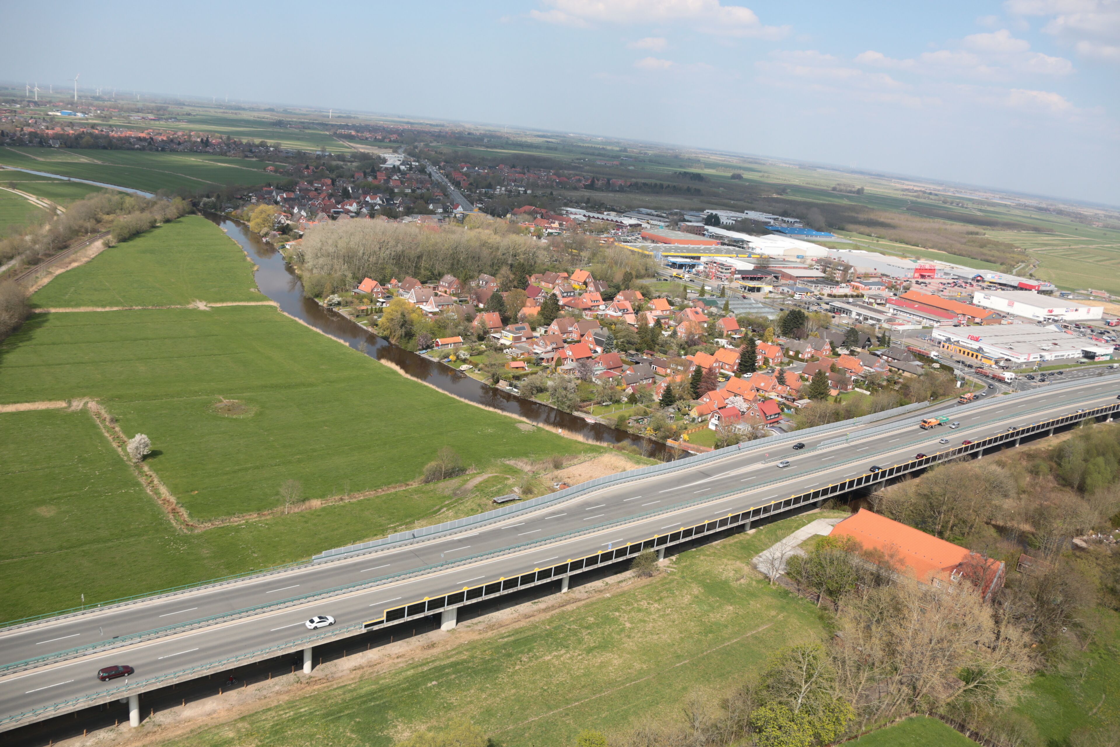 Fotoflug von Nordholz-Spieka nach Oldenburg und Papenburg This photo was taken by Alchemist-hp. If you use one of my photos, an email (account needed) or a message or direct to: my email account would be greatly appreciated. Please note the license terms. Other licensing terms can get discussed, too. This file is copyrighted and has been released under a license which is incompatible with Facebook's licensing terms. It is not permitted to upload this file to Facebook.