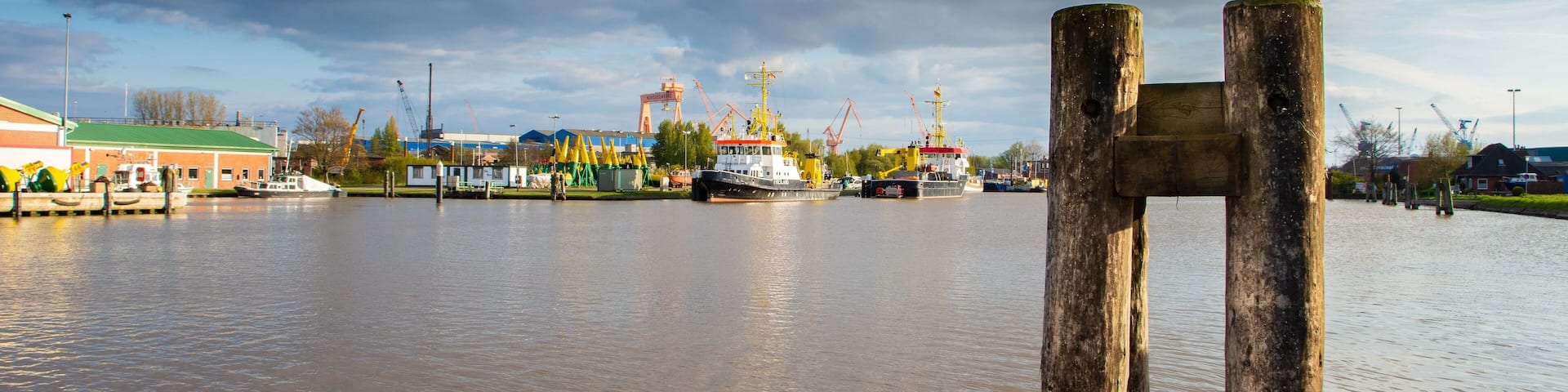 Anlegestelle neben der Eisenbahnbrücke