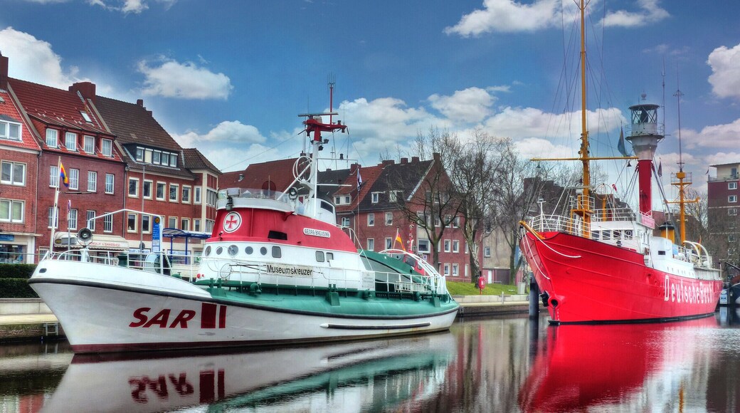 Hafen von Emden, mit Seenotretter Georg Breusing und Feuerschiff Deutsche Bucht !