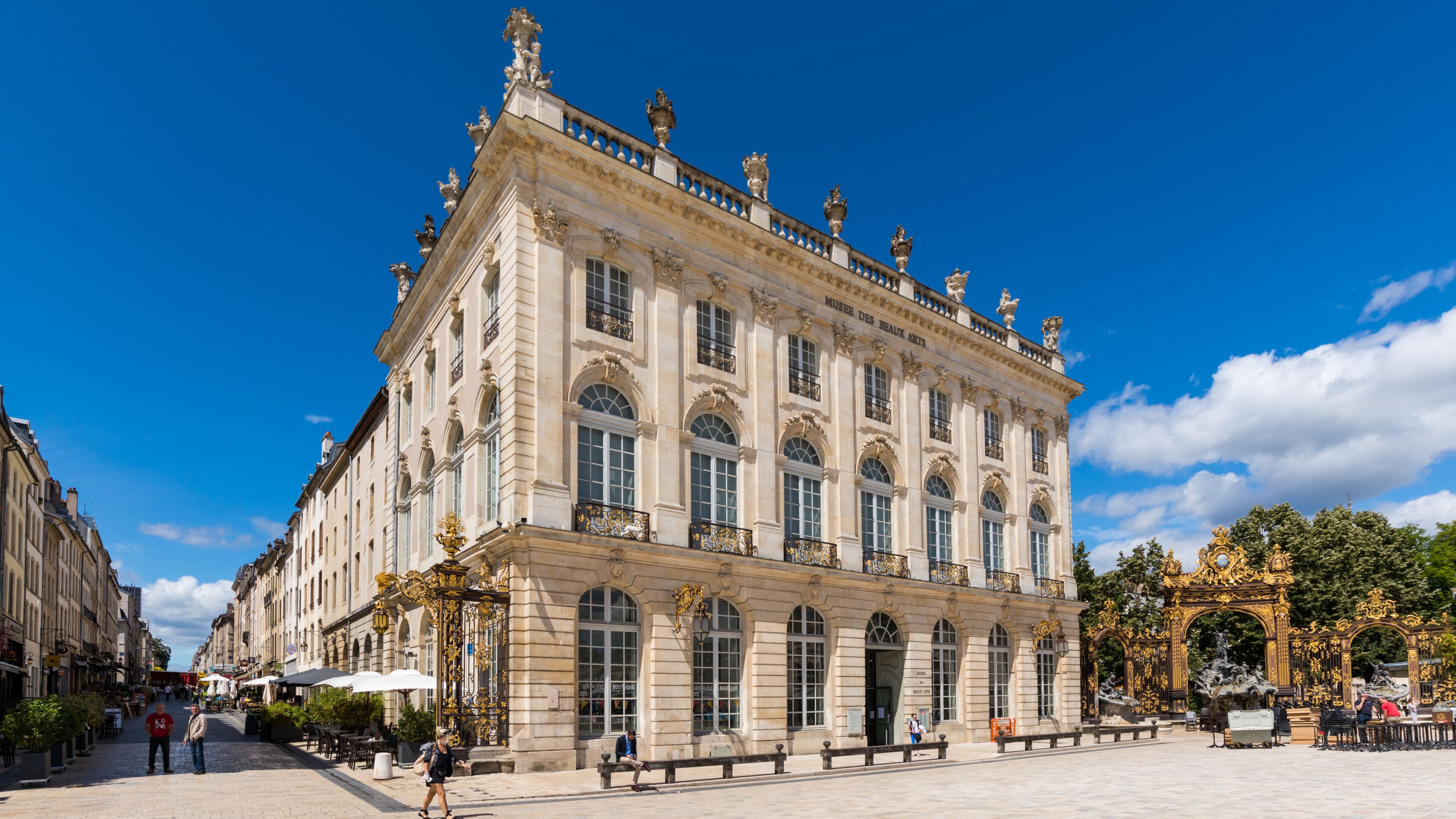 Un bâtiment historique à l’architecture riche et élaborée, doté de grandes fenêtres et d’une entrée imposante.