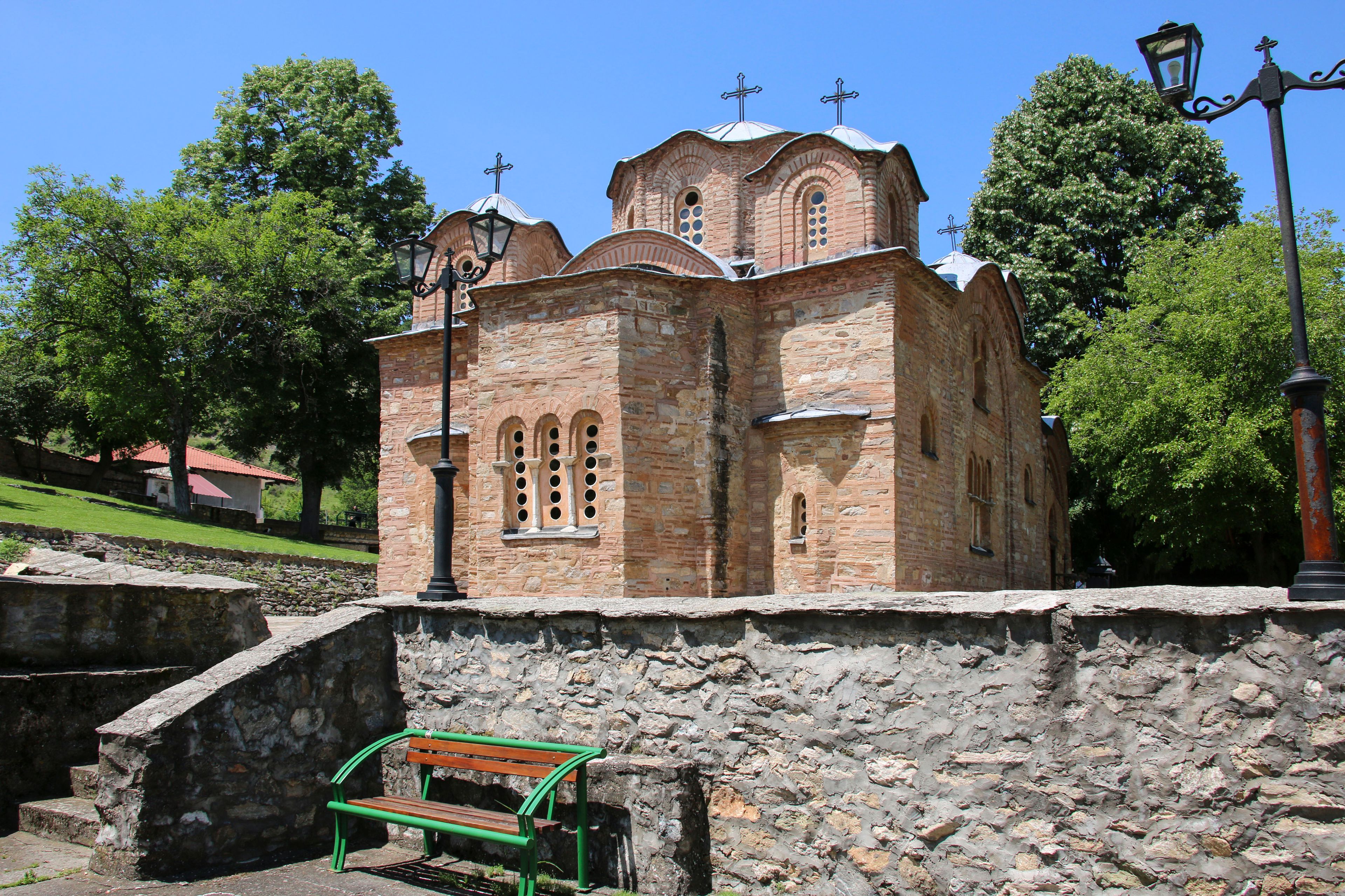 Une église historique à la façade en briques, dotée de fenêtres en arc et d’un clocher.