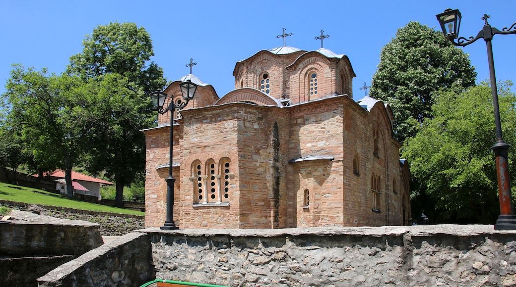 Une église historique à la façade en briques, dotée de fenêtres en arc et d’un clocher.
