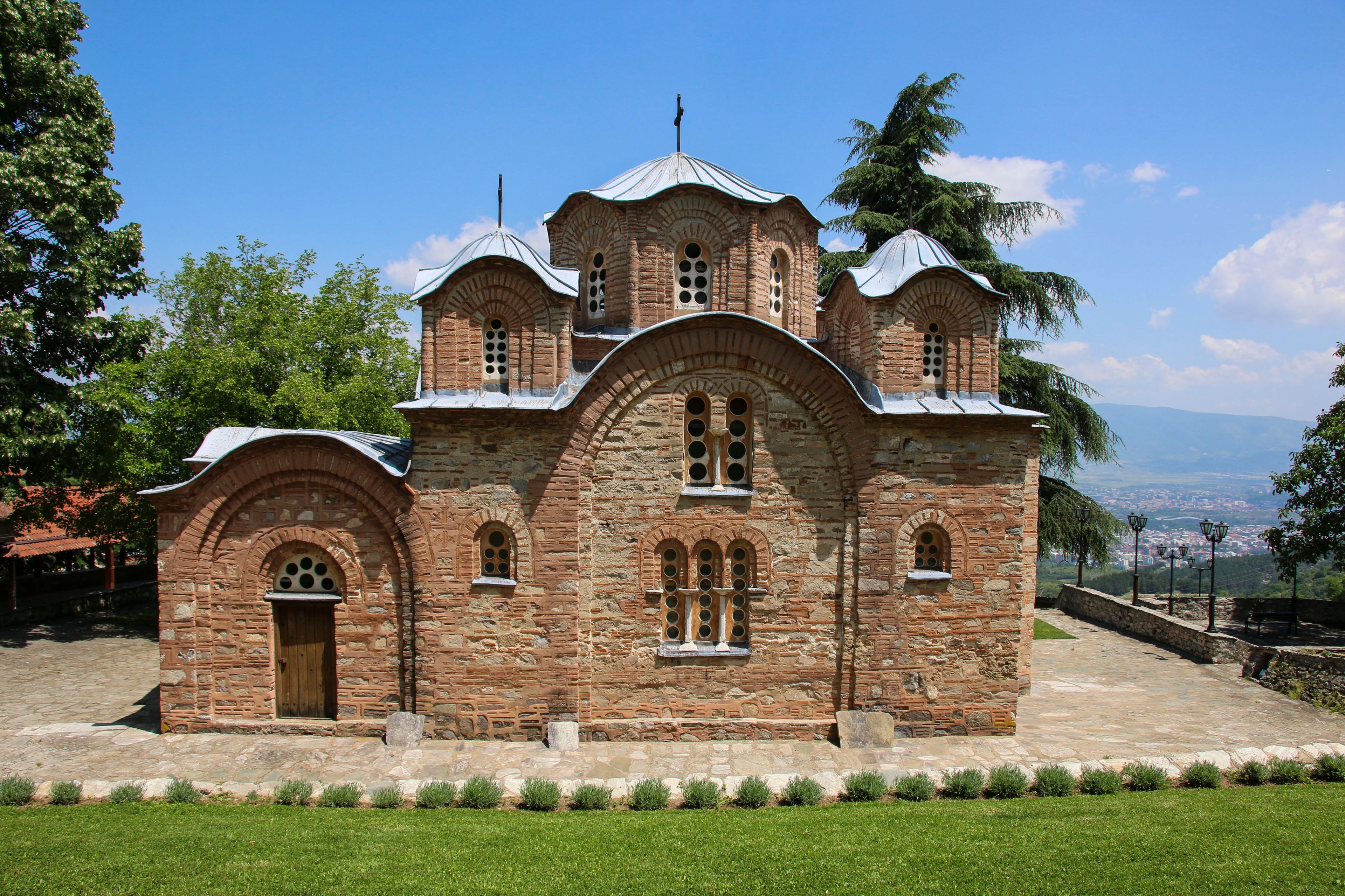 Une église historique en pierre, dotée de nombreuses fenêtres en arc et d’un clocher.