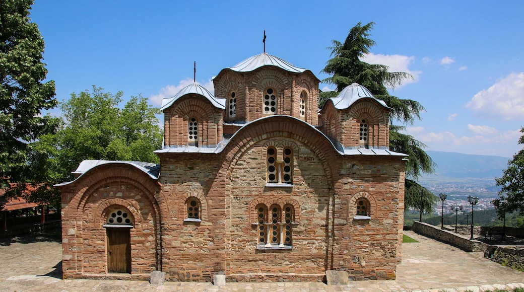 Une église historique en pierre, dotée de nombreuses fenêtres en arc et d’un clocher.