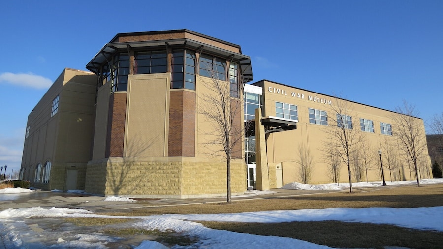 The architect for this building designed it in the shape of a fort. This museum covers the 6 Midwestern States