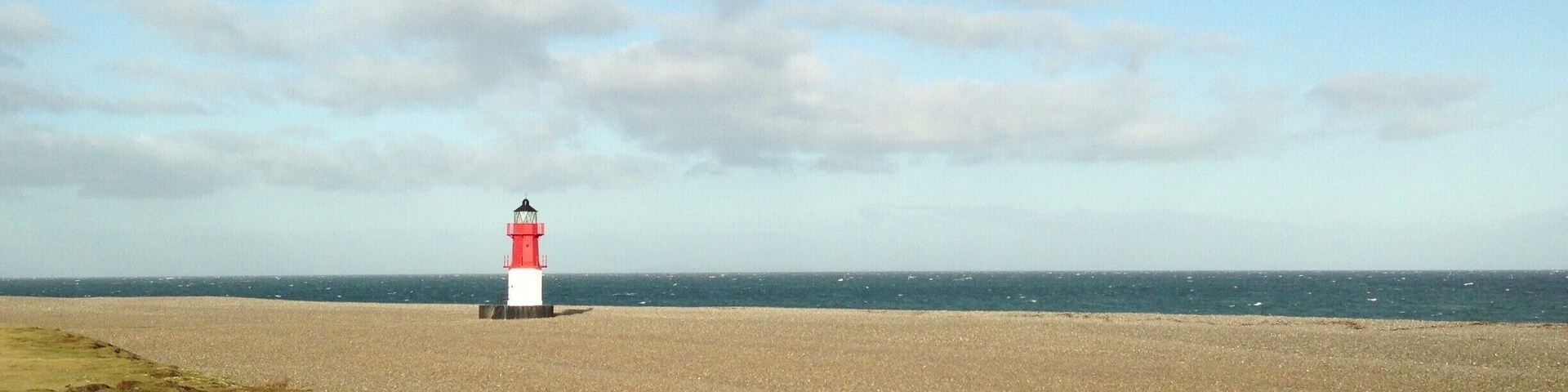 The "Winkie" lighthouse at the Point of Ayre is a great spot for some pictures.
There is absolutely nothing there, but having driven through the flat lands on the North of the Isle of Man, you arrive to find 2 stunning lighthouses.
This is the little brother of the 2, located in the middle of the beach.
#lifeatexpedia