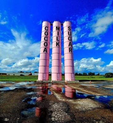 The people at Malley's Chocolates have created themselves quite a roadside attraction with these bright pink silos labeled with the main stars of any good chocolate concoction.