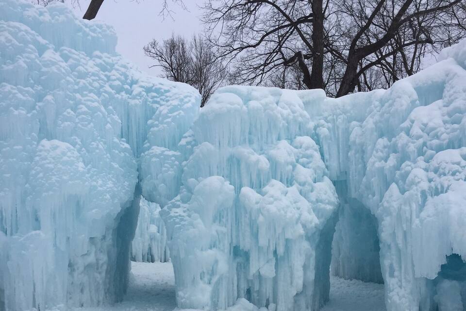 Een grote ijsformatie met icicles en sneeuw.