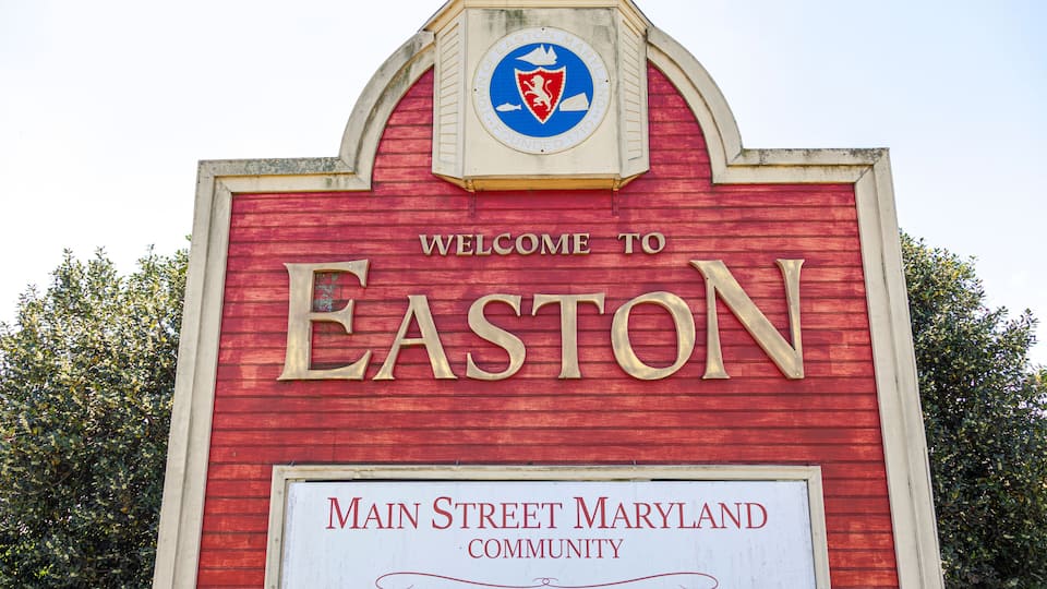 A red sign with the words "Welcome to Easton" and "Main Street Maryland Community" on it.
