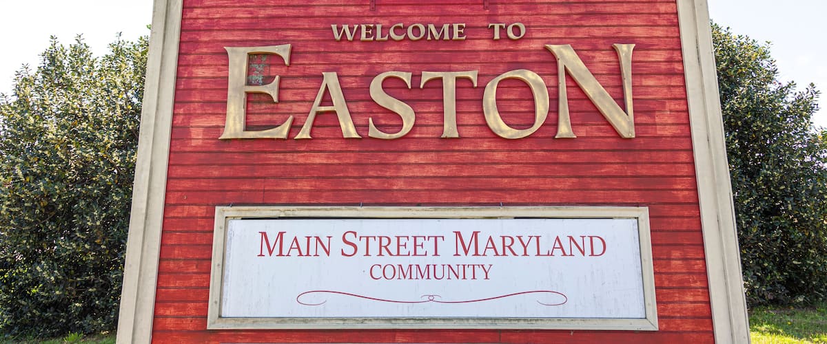 A red sign with the words "Welcome to Easton" and "Main Street Maryland Community" on it.