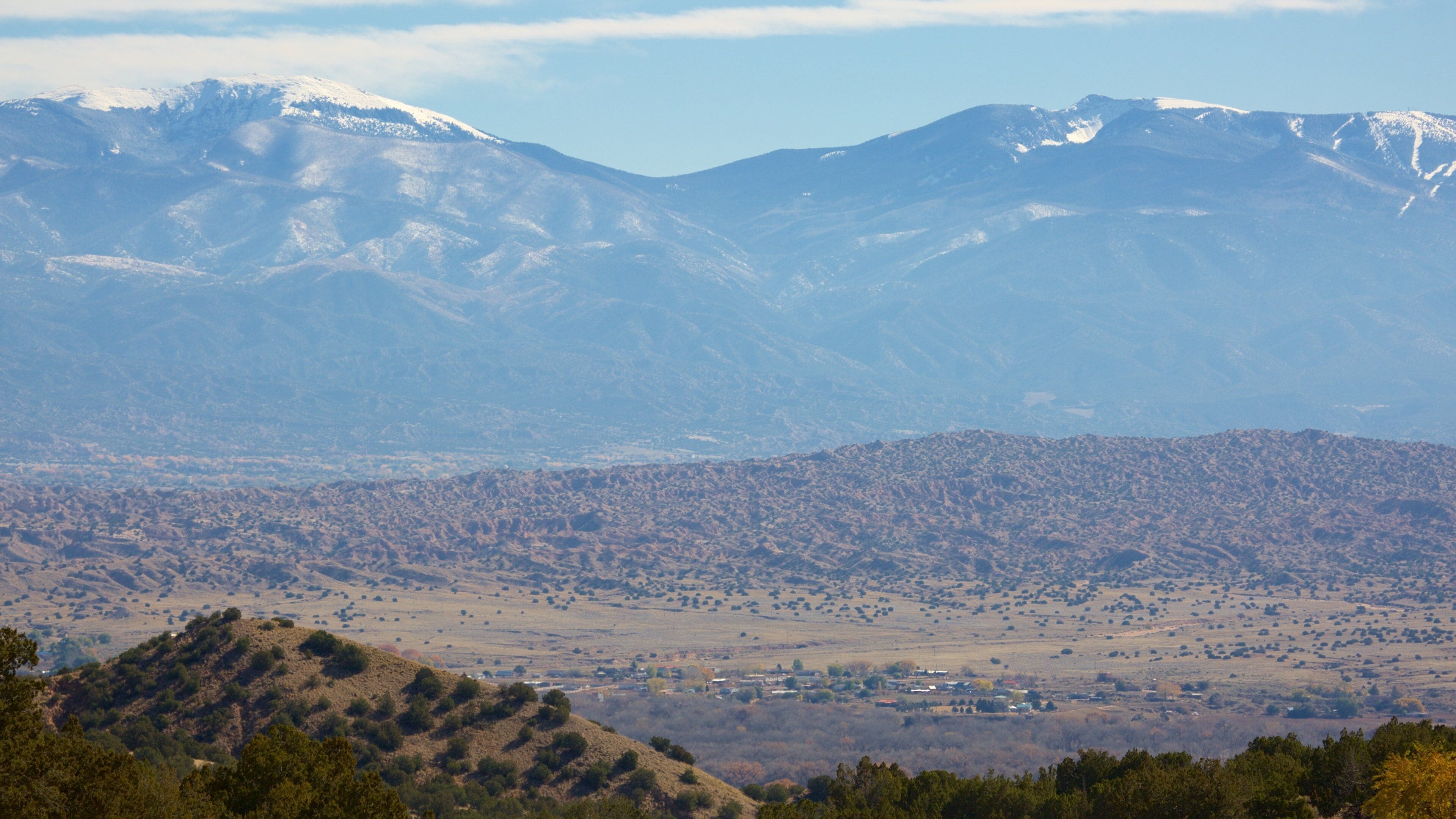 Espanola which includes mountains