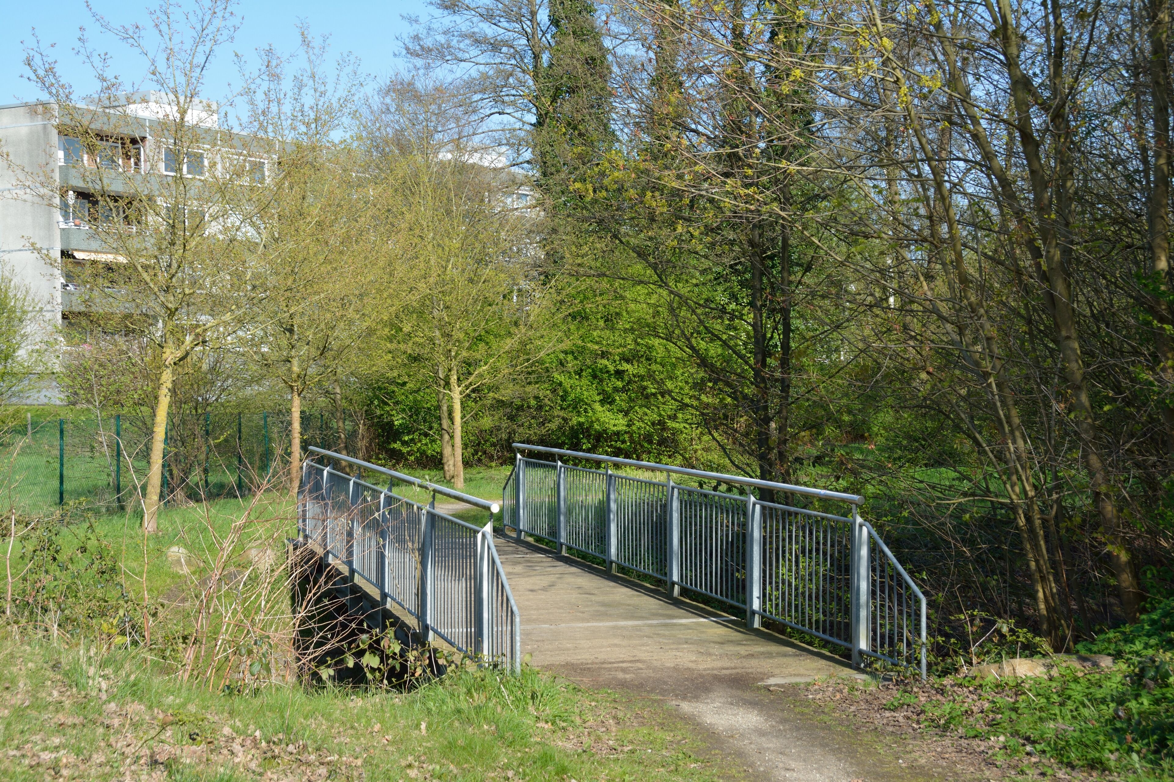 Im Stadtgebiet von Neumünster gibt es mehrere Fussgängerbrücken über die Stör.