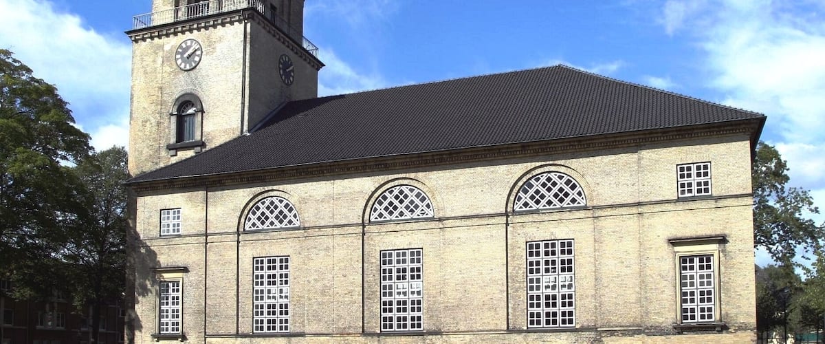 Vicelinkirche; NeumĂŒnster, Hinter der Kirche