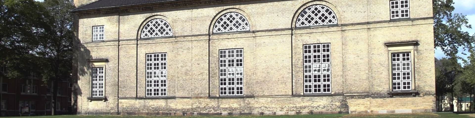 Vicelinkirche; NeumĂŒnster, Hinter der Kirche