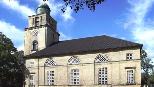 Vicelinkirche; Neumünster, Hinter der Kirche