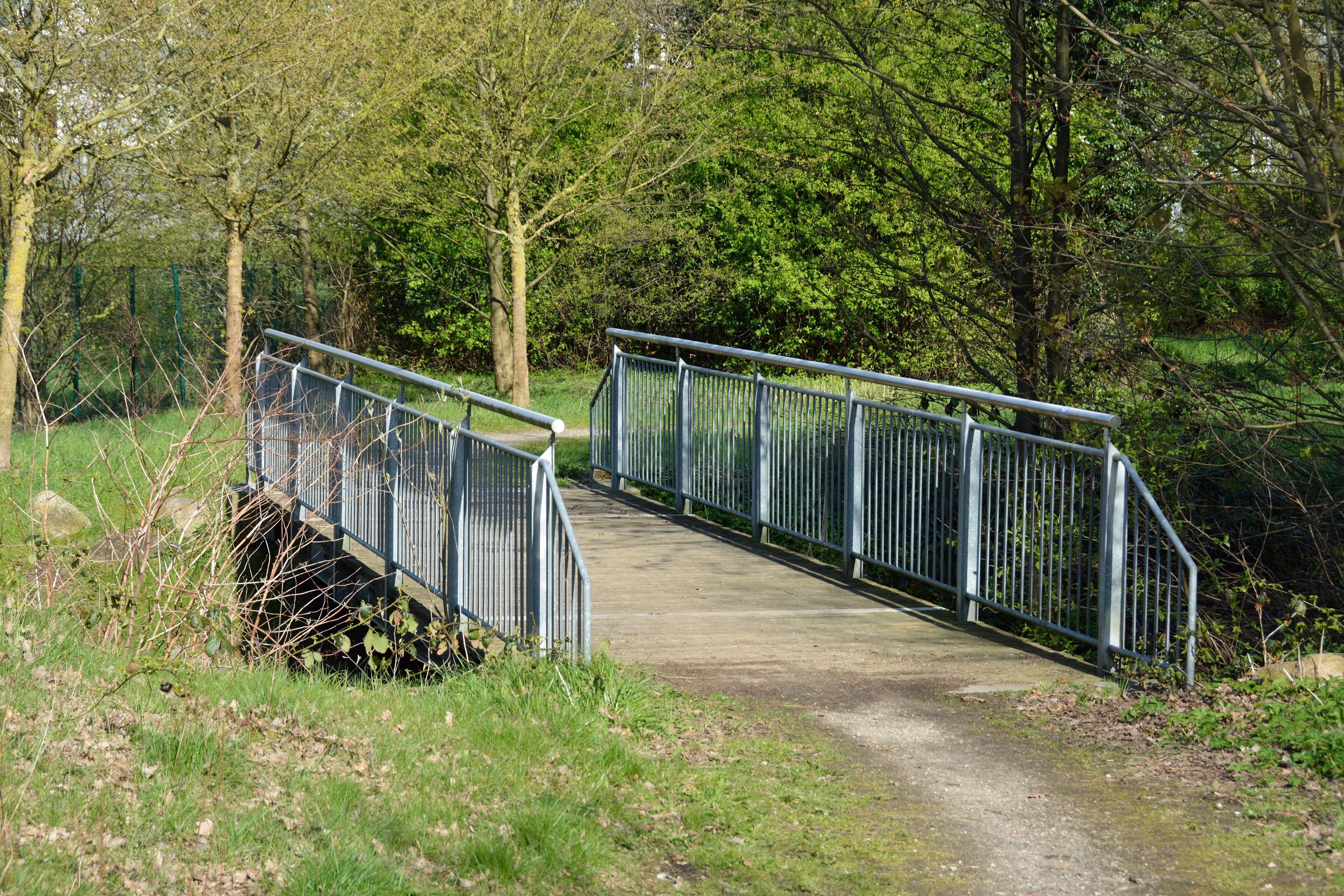 Im Stadtgebiet von Neumünster gibt es mehrere Fussgängerbrücken über die Stör.