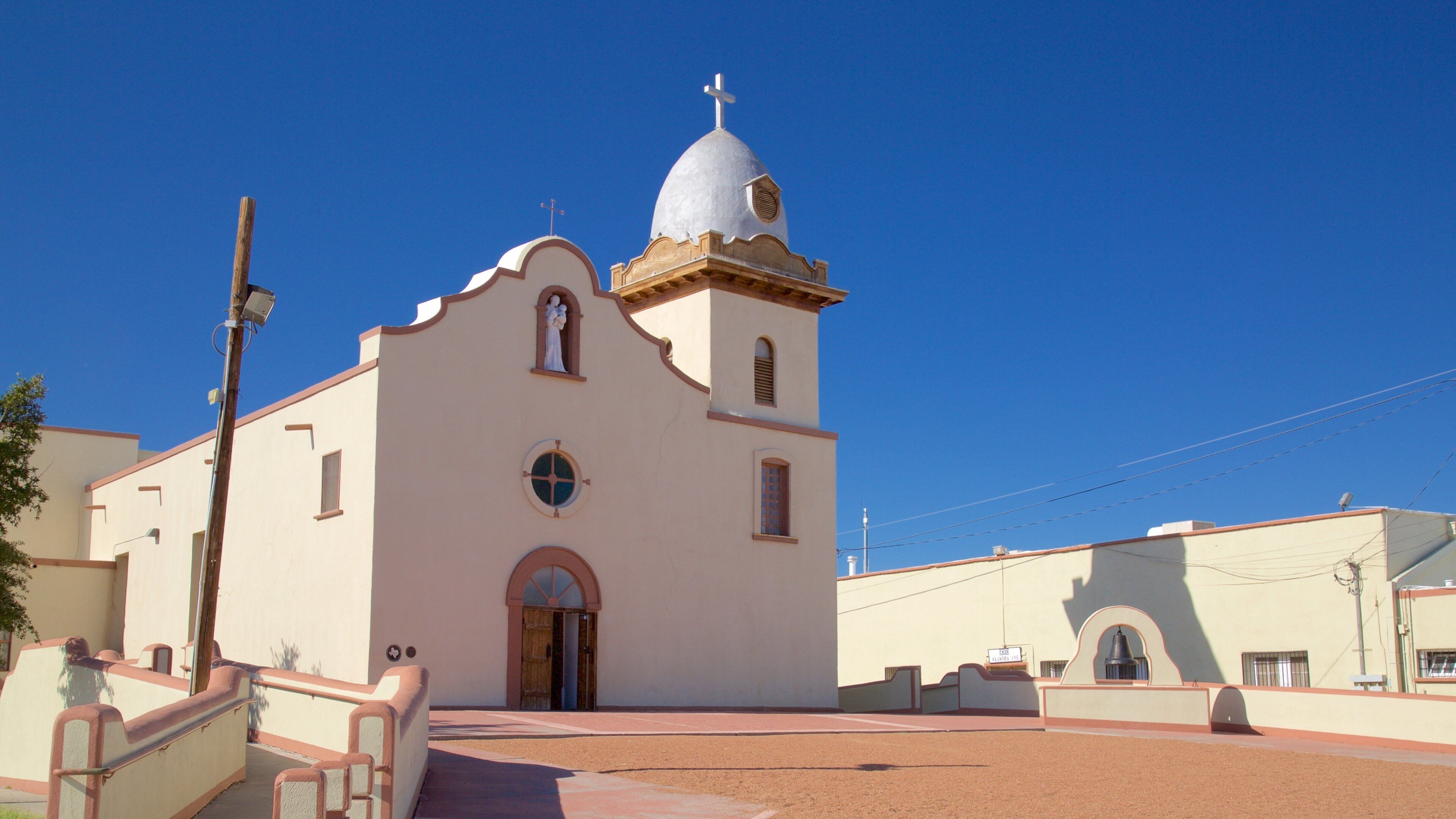 Texas Mountain Trail showing a church or cathedral
