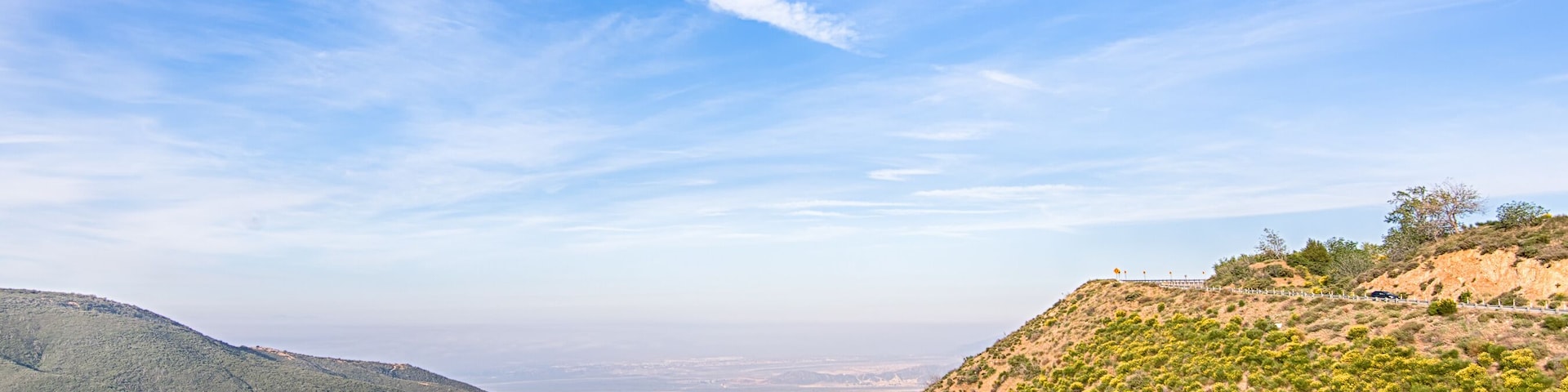 Eine Berglandschaft mit blauem Himmel.