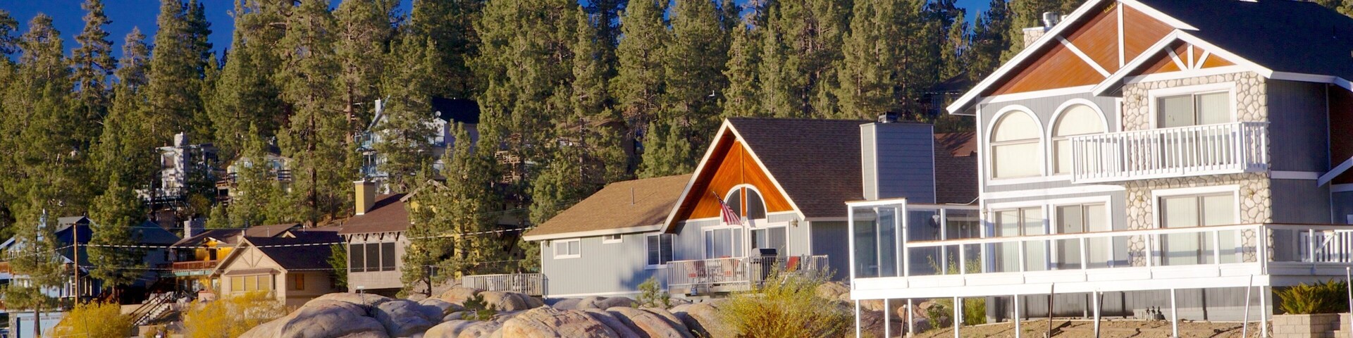 Big Bear Lake que incluye un lago o espejo de agua y una casa