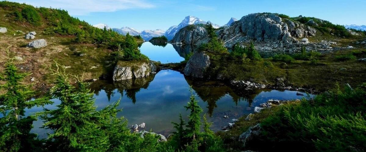 Another small pond below lookout