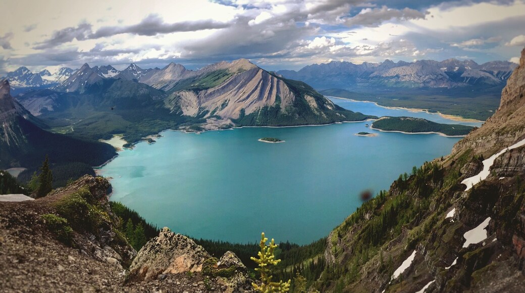 Views of Mount Indefatigable + Upper and Lower Kananaskis Lake 🐾
#kananaskis#canmore#yyc#alberta#explorealberta#rockymountains#canadianrockies#myCanada#myAlberta#lakes#nature#mountainlove#mountindefatigable#rockies#scrambling#grizzlies#mothernature#sky#naturephotography#exploring#albertaexplorer