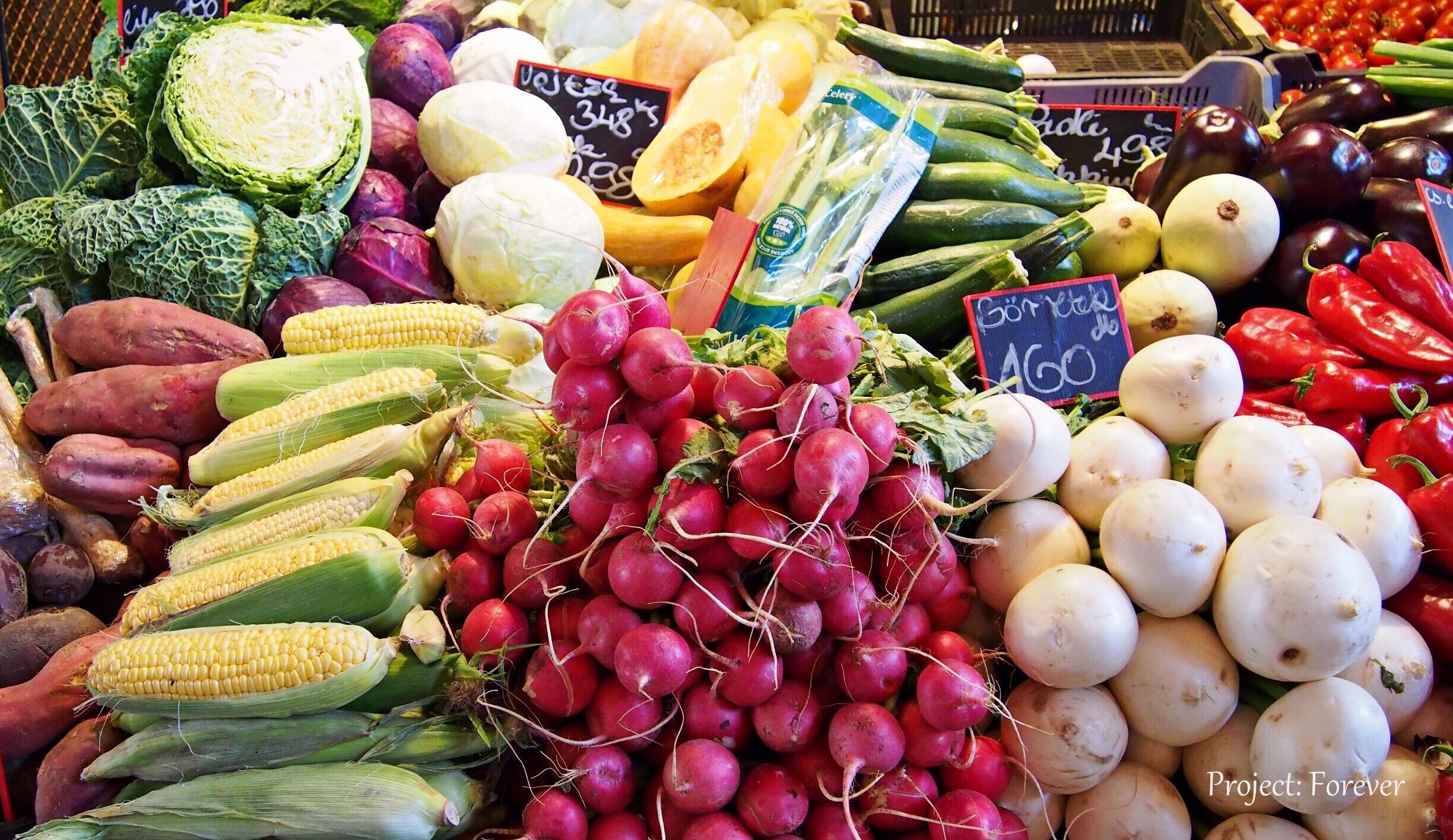 The Great Market Hall in Budapest (Nagycsarnok) is the largest market hall in Europe, and is a good place for souvenir shopping or admiring the fresh goods of Hungary. Downstairs is filled with produce vendors, while in upstairs you can find all kinds of bags, scarves etc. But the very best thing here are the foodstalls upstairs selling hungarian cuisine for lunch!
