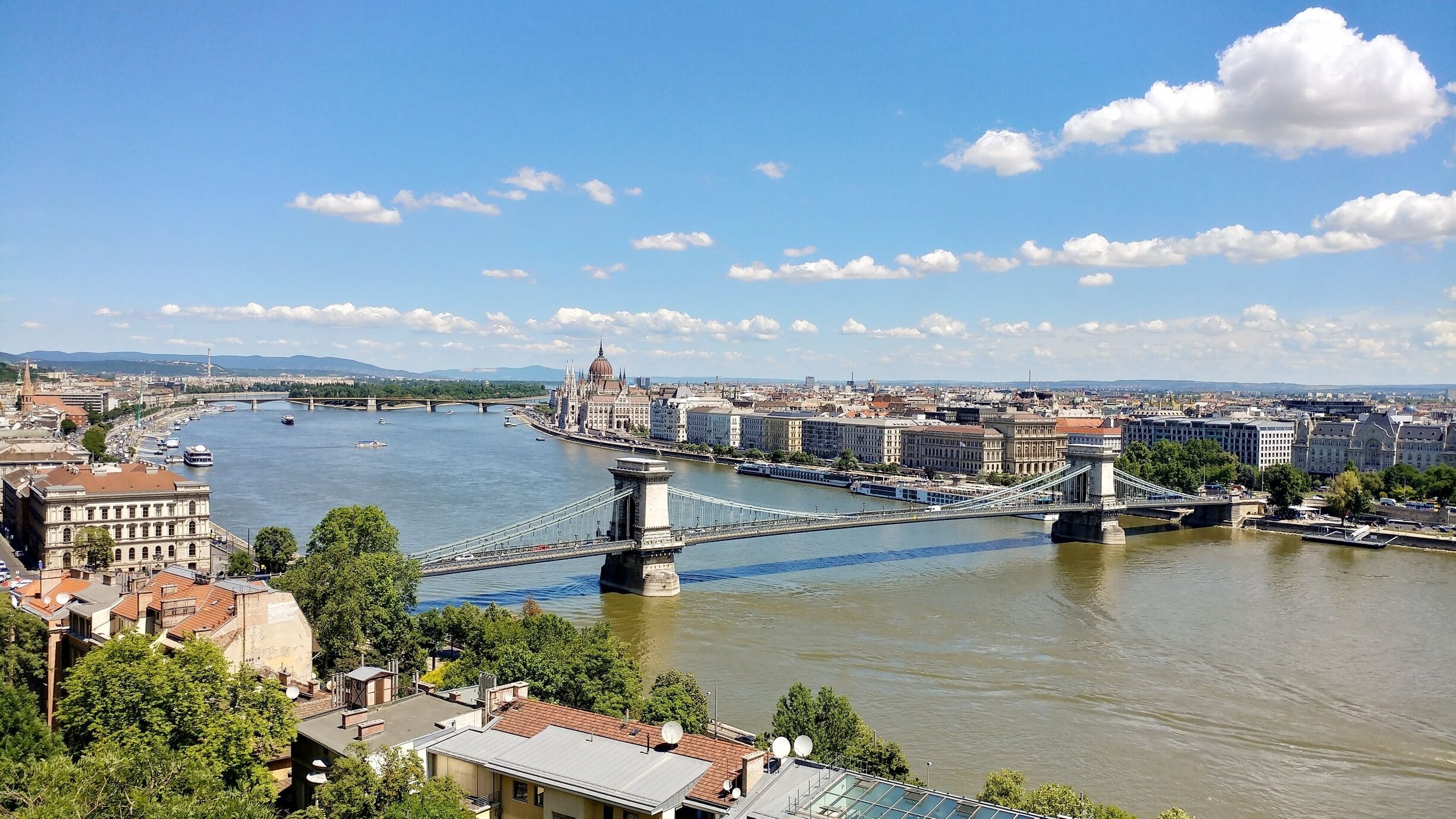 Amazing view of Budapest by climbing up the hills to the statue of liberty!
#lifeatexpedia #wewhotravel #budapest #hungary #wanderlust