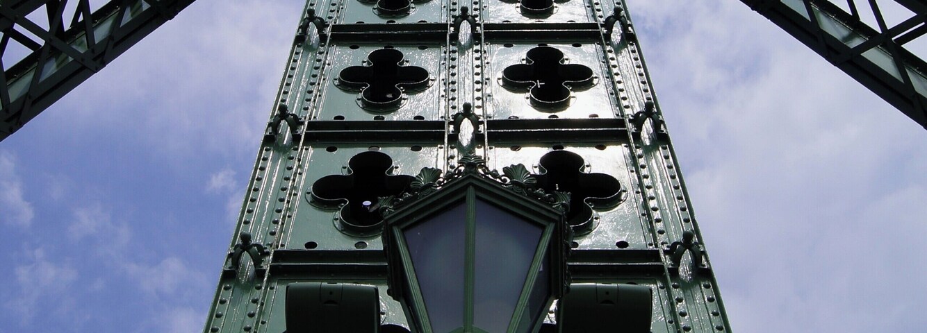 #budapest #hungary #details #Perspectives
Budapest in details
Liberty Bridge
Caminhando por Budapest fui registrando detalhes de fachadas, portas, janelas, igrejas, monumentos, fontes, etc. Este é o meu jeito de conhecer uma cidade.