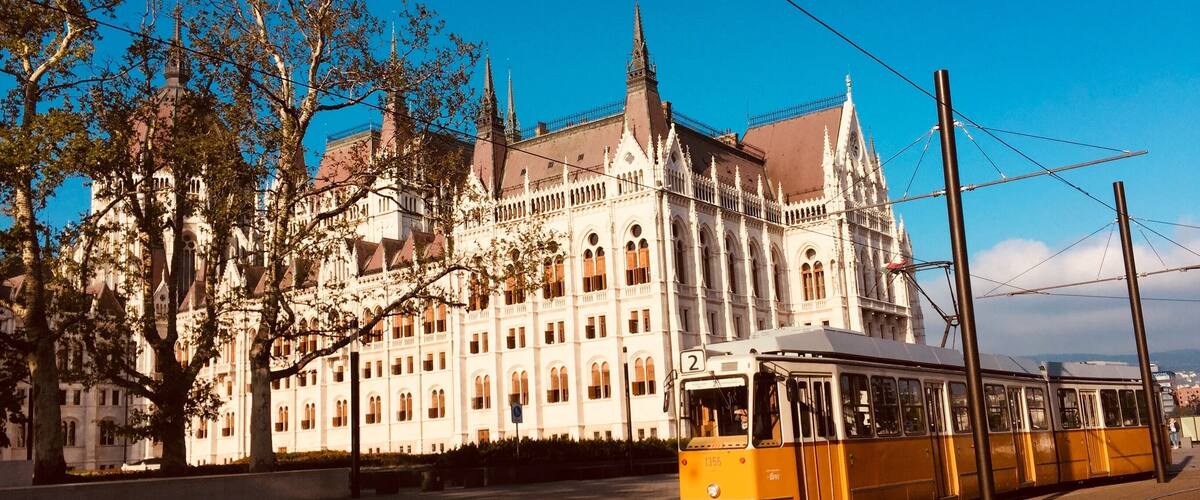 Devant le somptueux parlement de Hongrie ร Budapest