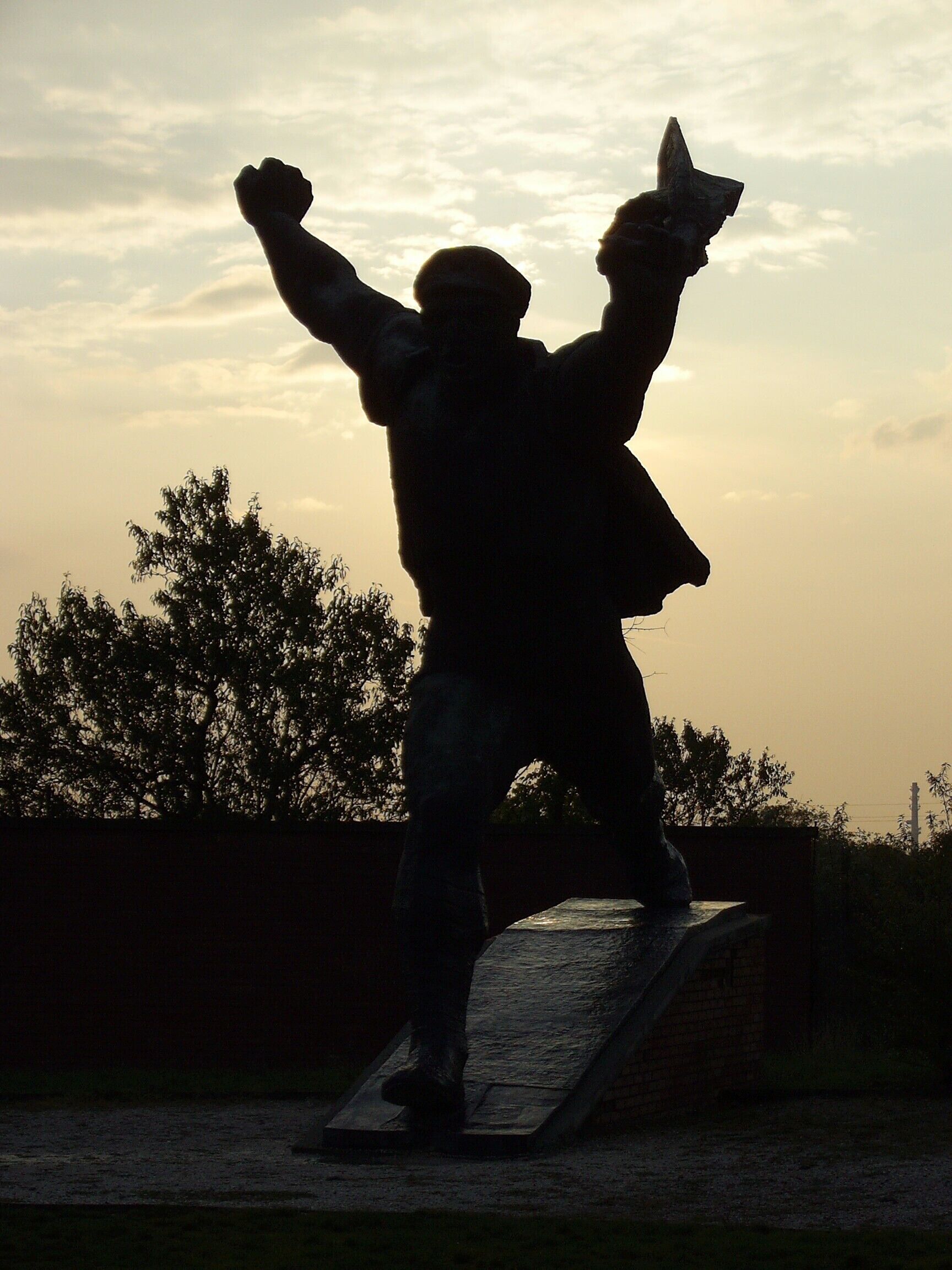 This is the Republic of Councils Monument at Memento Park on the outskirts of Budapest.

Memento Park is an open-air musuem featuring many statues from the communist period (1949-1989), which were removed from their orginal locations after the fall of communism. This is a rather unique concept within Europe, as the communist statues in many other countries were destroyed following the collapse of the Soviet Union.

To get here, take public transport from Budapest-Kelenföld (Buses #101 or #150), or the Memento Park direct bus transfer from Deák Ferenc tér in central Pest.

#history #statue #communism