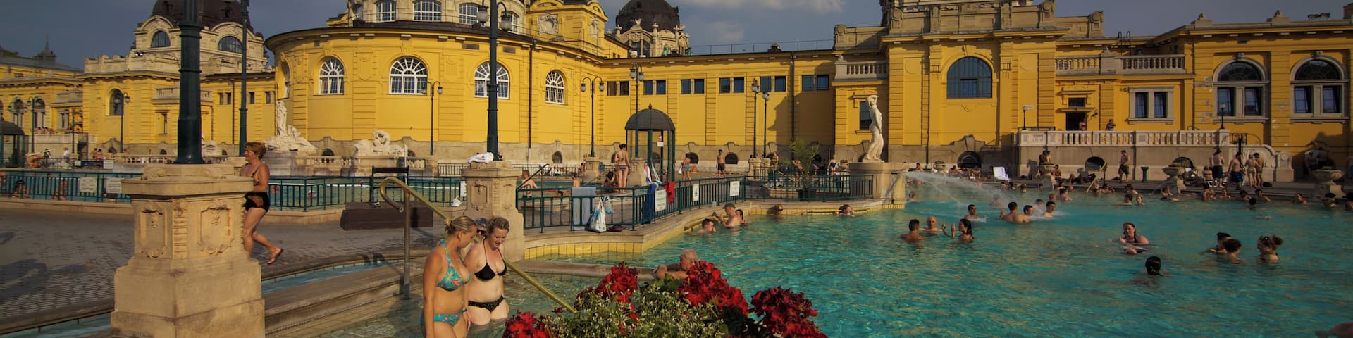Széchenyi Medicinal Bath. Budapest Hungary. We visited at the height of summer. Very hot!
WEBSITE: http://benhowe.co.nz
YOUTUBE: https://tinyurl.com/y4o5c76n #budapest #Széchenyi #hungary