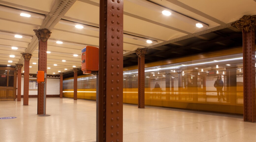 Quando si parla della linea M1 di Budapest si tratta della seconda metropolitana più antica del mondo (1896). Basta anche solo passare da una fermata all'altra e scattare una foto qua e là per renderla una delle migliori attrazioni della città...