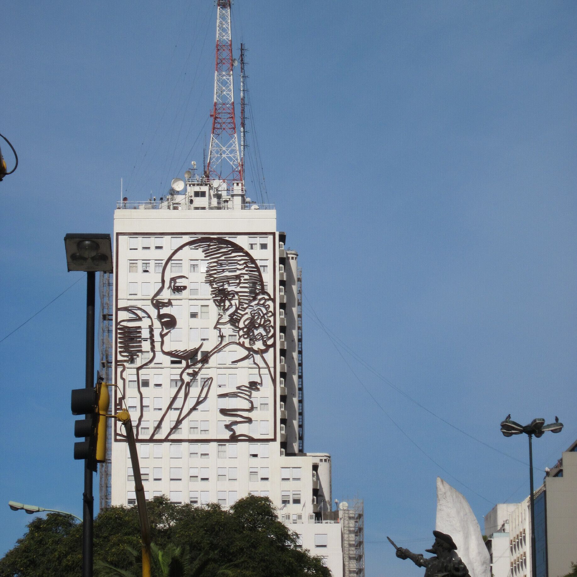 Is Evita eating a cheeseburger, or is she singing into a microphone? I don't know, but it's debatable. Either way, it's a lovely mural to look upon while crossing the widest avenue in the world, 9 de Julio Avenue.
