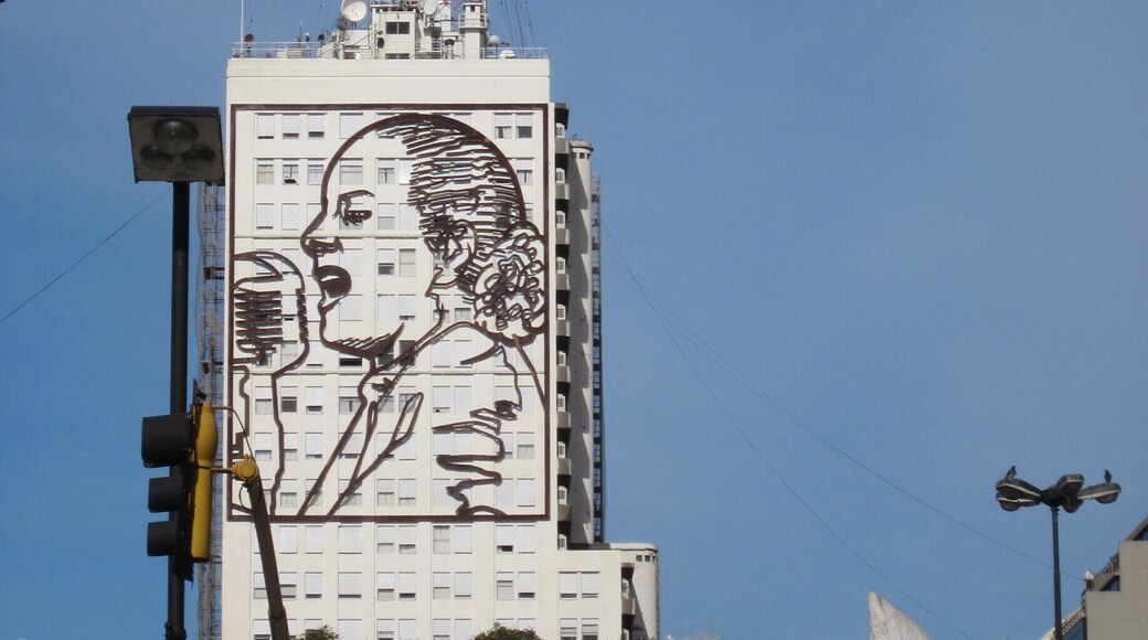 Is Evita eating a cheeseburger, or is she singing into a microphone? I don't know, but it's debatable. Either way, it's a lovely mural to look upon while crossing the widest avenue in the world, 9 de Julio Avenue.