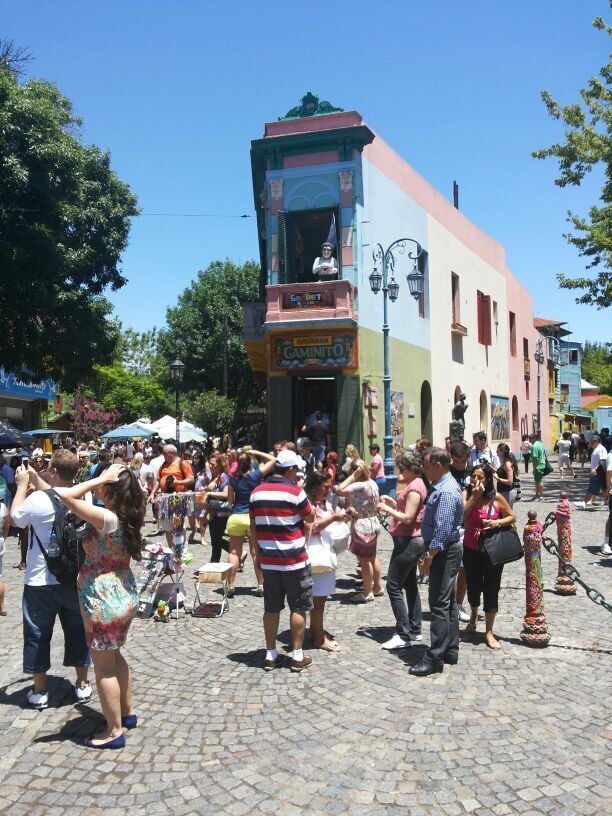 Um edifício colorido com uma placa que diz 'Gaminito'.