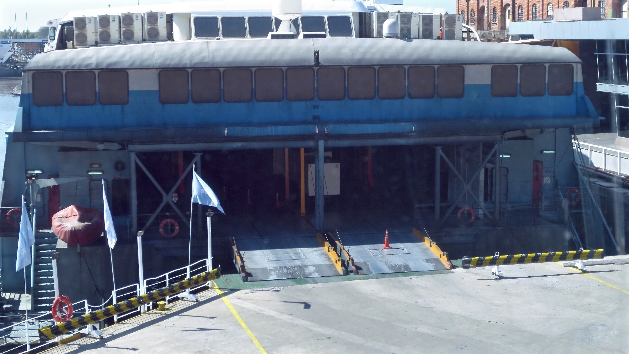 Buenos Aires, Buquebus