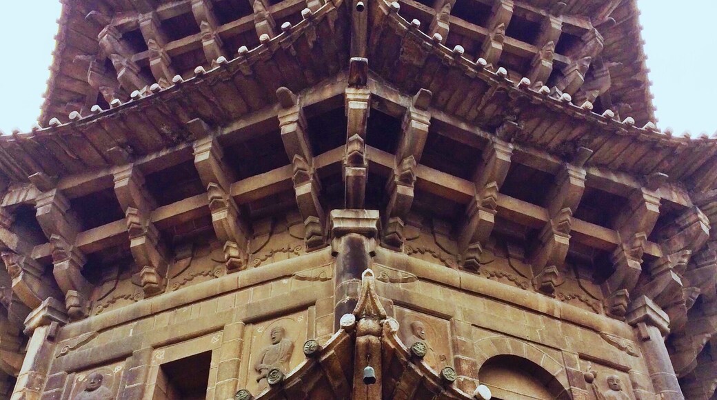 Part of Quanzhou's Kai Yuan Temple, a popular Buddhist shrine. Also in this complex you'll find
the Guandi Temple, busy with devout worshippers burning incense to honor their ancestors and the god of war, and an excavated junk boat from the Song Dynasty.