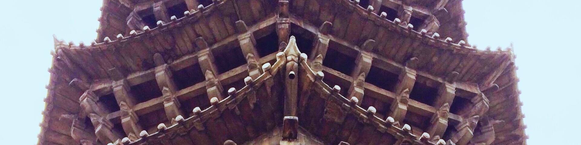 Part of Quanzhou's Kai Yuan Temple, a popular Buddhist shrine. Also in this complex you'll find
the Guandi Temple, busy with devout worshippers burning incense to honor their ancestors and the god of war, and an excavated junk boat from the Song Dynasty.