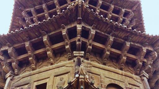 Part of Quanzhou's Kai Yuan Temple, a popular Buddhist shrine. Also in this complex you'll find
the Guandi Temple, busy with devout worshippers burning incense to honor their ancestors and the god of war, and an excavated junk boat from the Song Dynasty.