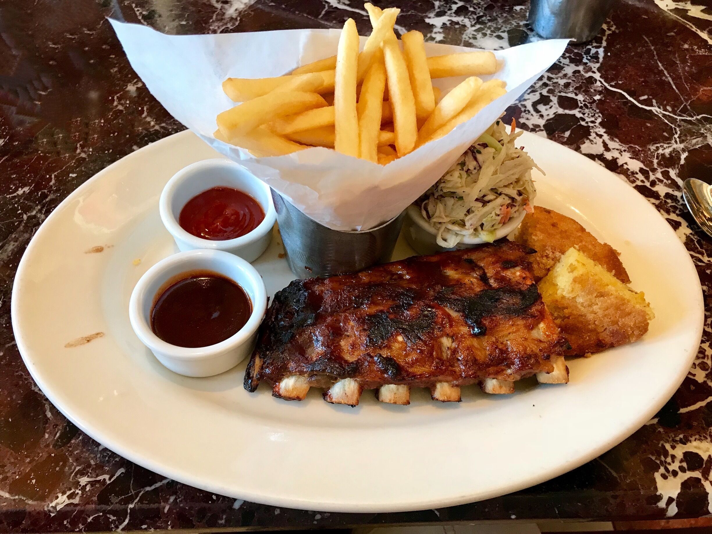 #GrandLuxCafe #Aventura #GoodEats

BBQ Baby Back Rib

Almoçamos no Grand Lux Cafe por sugestão de uns amigos. O atendimento foi rápido e simpático. Escolhemos um T-bone Steak, um Grilled Mahi-Mahi acompanhado de fritas e espinafre (Não estava no menu) e um BBQ Baby Back Ribs. Tudo muito bem apresentado e saboroso. Terminamos com um café espresso.

We had lunch at the Grand Lux ​​Cafe following a suggestion of some friends. The service was fast and friendly. We chose a T-bone steak, a Grilled Mahi-Mahi with French fries and spinach (it was not on the menu) and a BBQ Baby Back Ribs. All very well presented and tasty. We finished with an espresso.