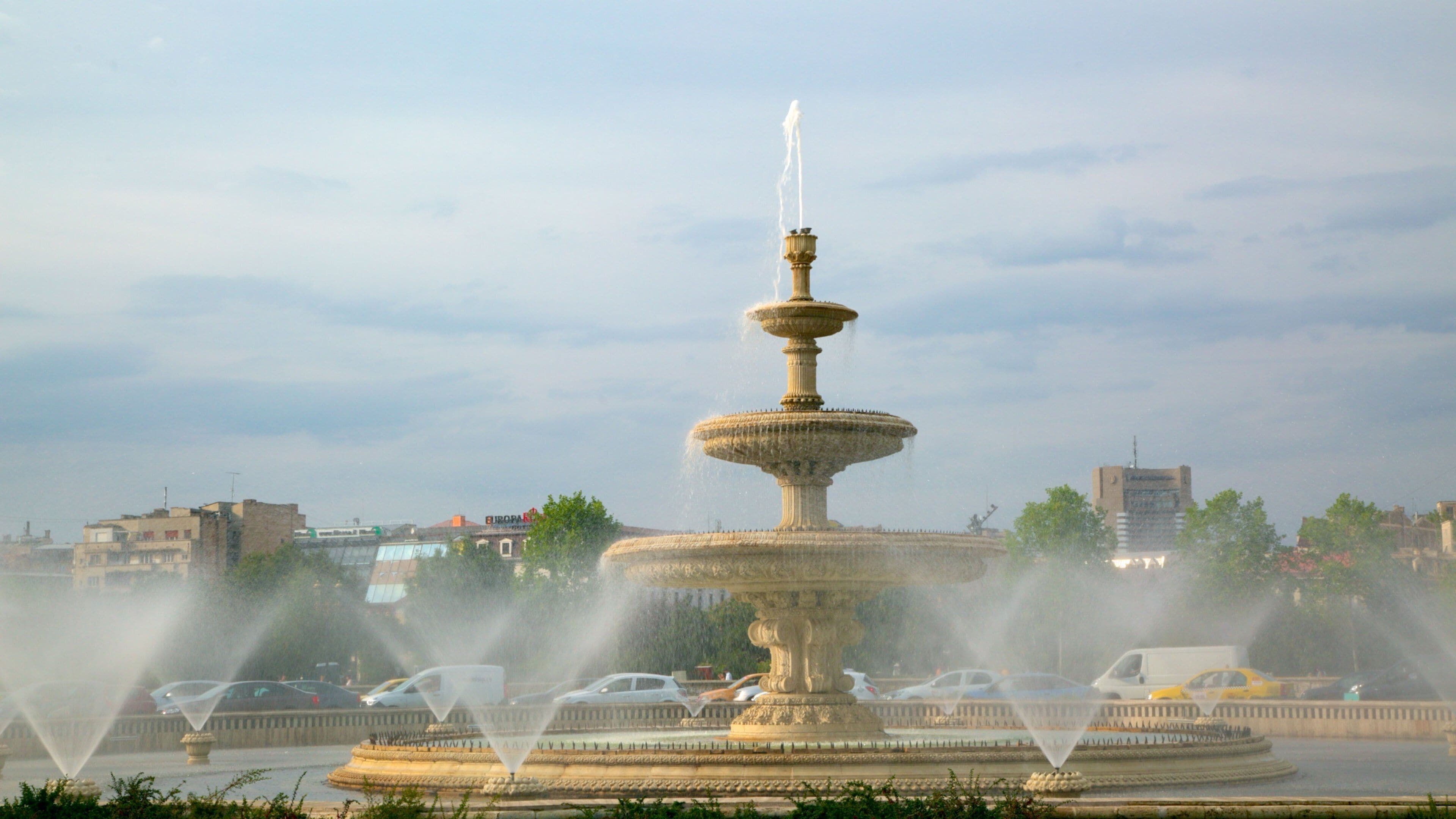 Bucharest showing a city and a fountain