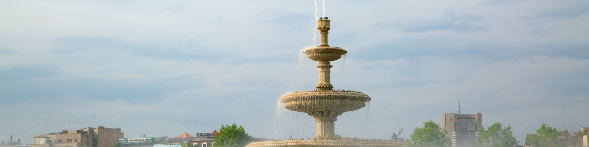 Bucarest mostrando una fuente y una ciudad