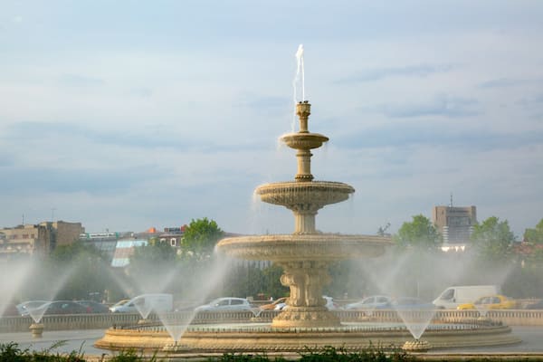 Bukarest som viser et springvand og en by