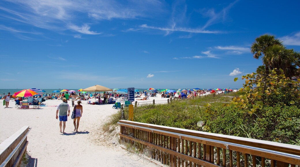 Fort Myers Beach som inkluderer strand i tillegg til en liten gruppe med mennesker